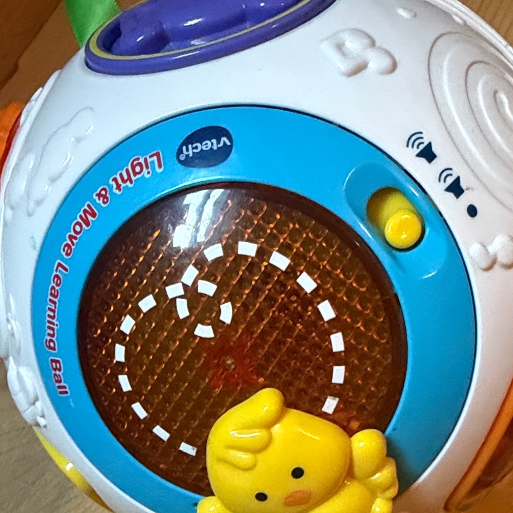 VTech Light and Move Learning Ball - Picture 2 of 3